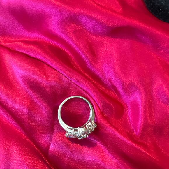 Sterling Silver Avon CZ Flower Sparkly Ring Size 7.25 - Picture 3 of 7